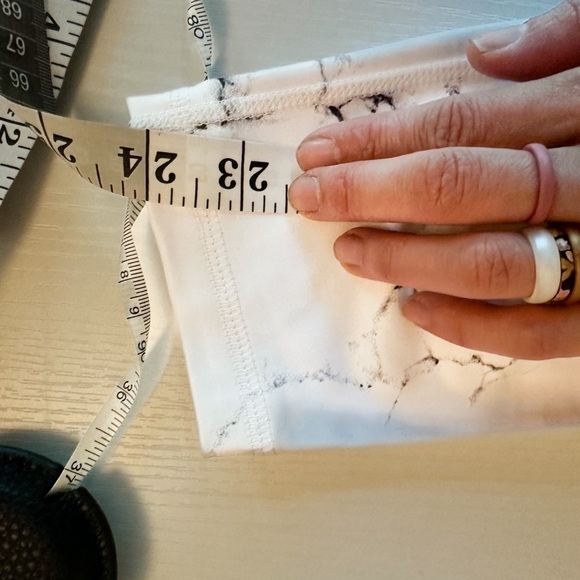 💕NWT BUFFBUNNY Elysium White Marble Leggings - Picture 3 of 7